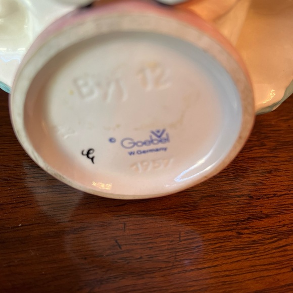 Goebel Charlot Byj 12 Sitting Pretty Girl With Bouquet Figurine 1957 - Picture 12 of 12